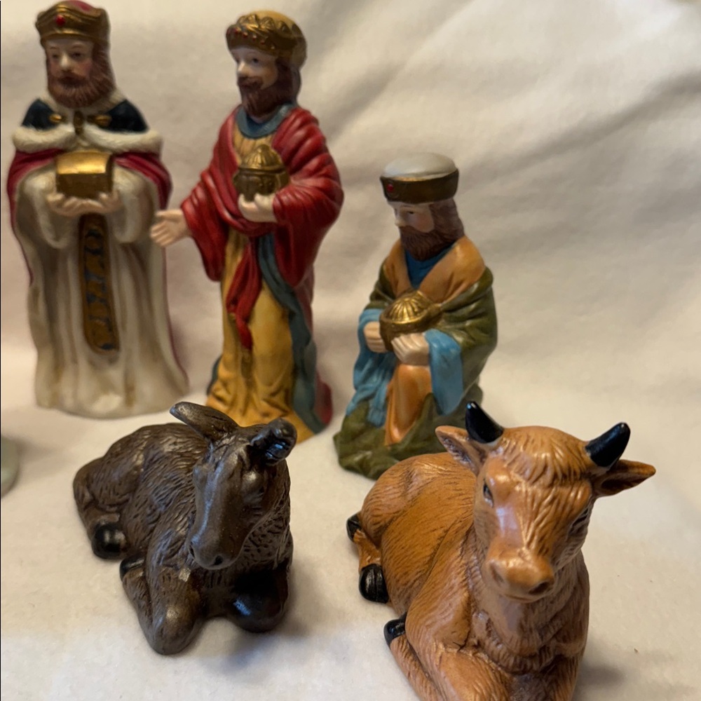 A Treasury Of Gifts - Vintage Nativity Scene Figurines - Picture 3 of 5